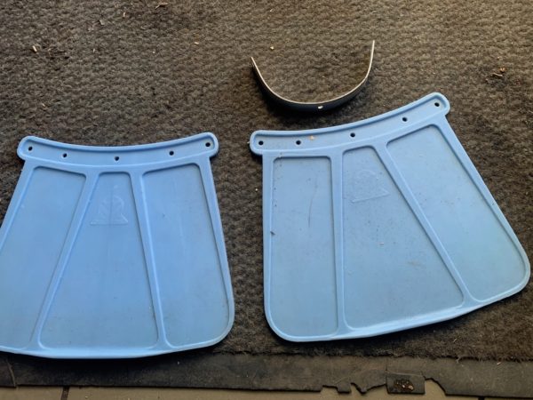 2 bavettes bleu clair marque VW pour mobylette