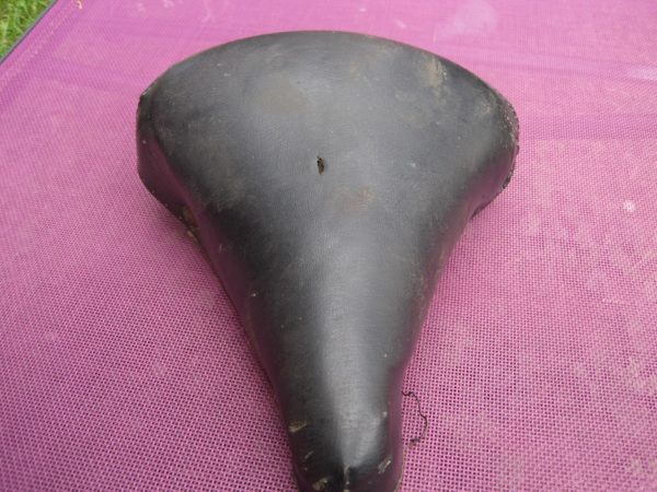 Selle noire à ressorts