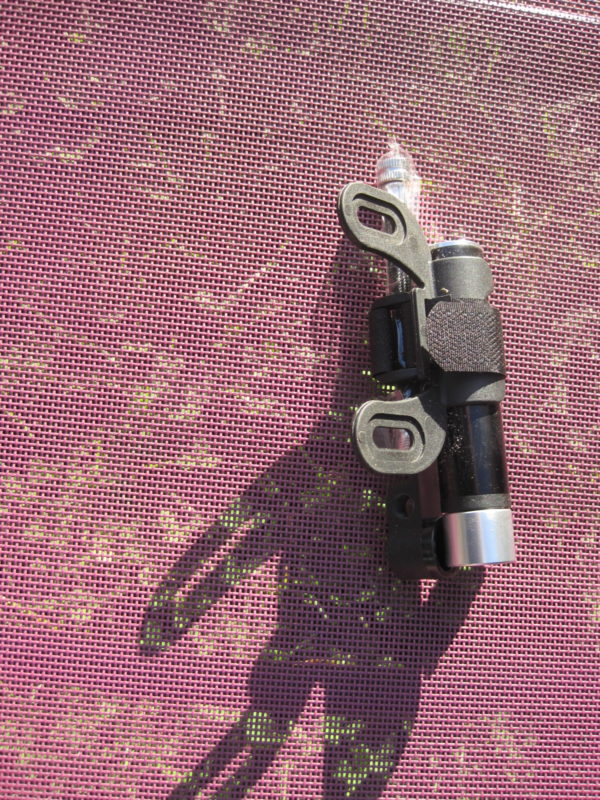 Pompe ultra mini pour vélo embout moto