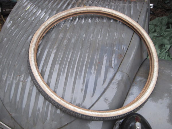 Pneu Michelin 650B beige et noir